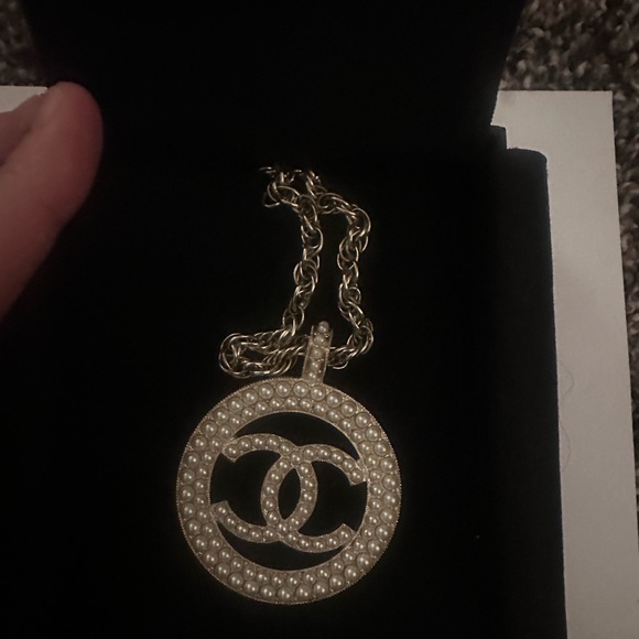 Auth Chanel CC Logo Round Pearl Pendant Necklace Light Gold Hardware - Picture 9 of 10